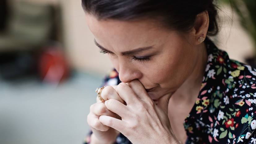 Врач назвала першение или чувство кома в горле одним из симптомов стресса