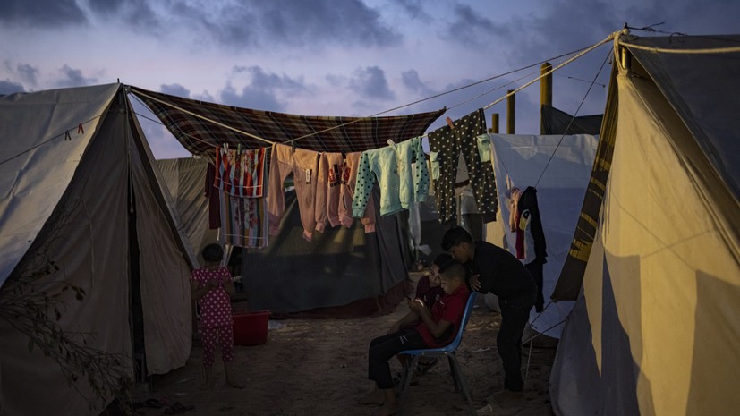 RT: беженцы в лагере на юге Газы ждут по три часа в очереди, чтобы помыться