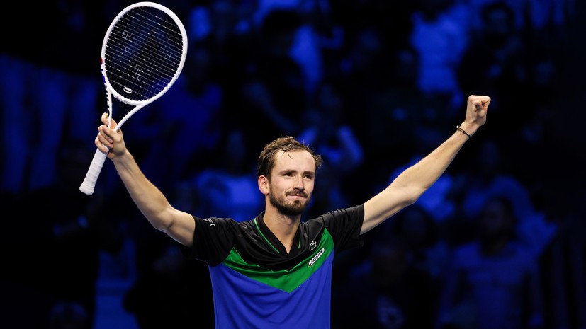 Разными дорогами: Медведев победил Зверева и вышел в полуфинал Итогового турнира ATP, Рублёв уступил Алькарасу и вылетел