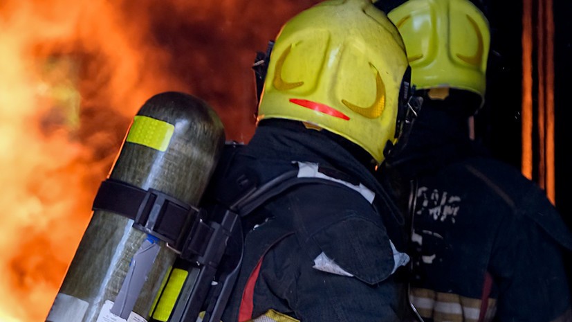 Форма пожарного в Казахстане обледенела после тушения огня в сильный мороз