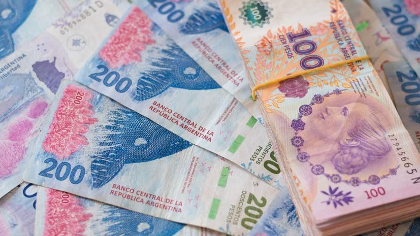 Власти Аргентины объявили о девальвации песо в два раза