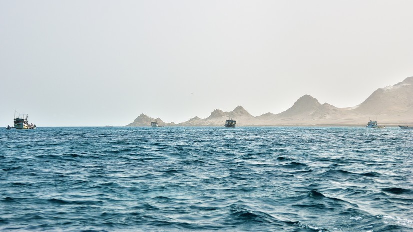 AP: судно под флагом Либерии загорелось после атаки хуситов у берегов Йемена