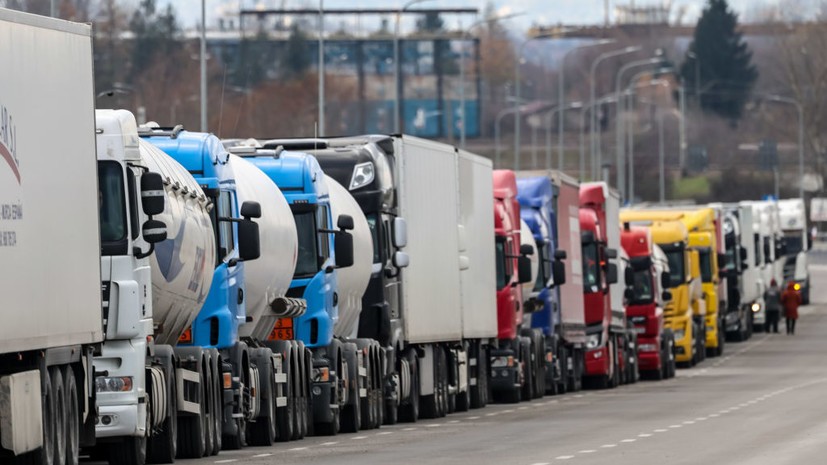 ICTV: украинский дальнобойщик умер в очереди на границе с Польшей